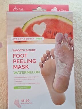 Smooth & Pure Watermelon Foot Peeling Mask — Pink/Green